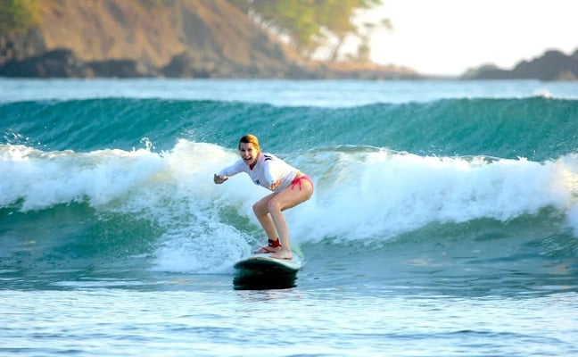 Clases de surf en la playa de Jacó